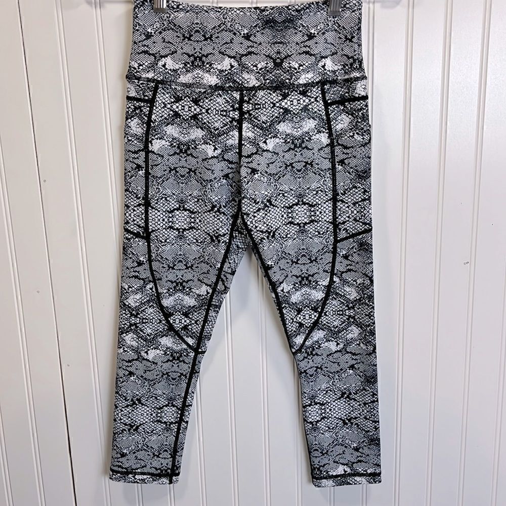 Zyia light n tight cobra snakeskin metallic leggings